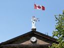 Le drapeau canadien flotte sur la statue de Sally Grant au sommet du palais de justice de Brockville.