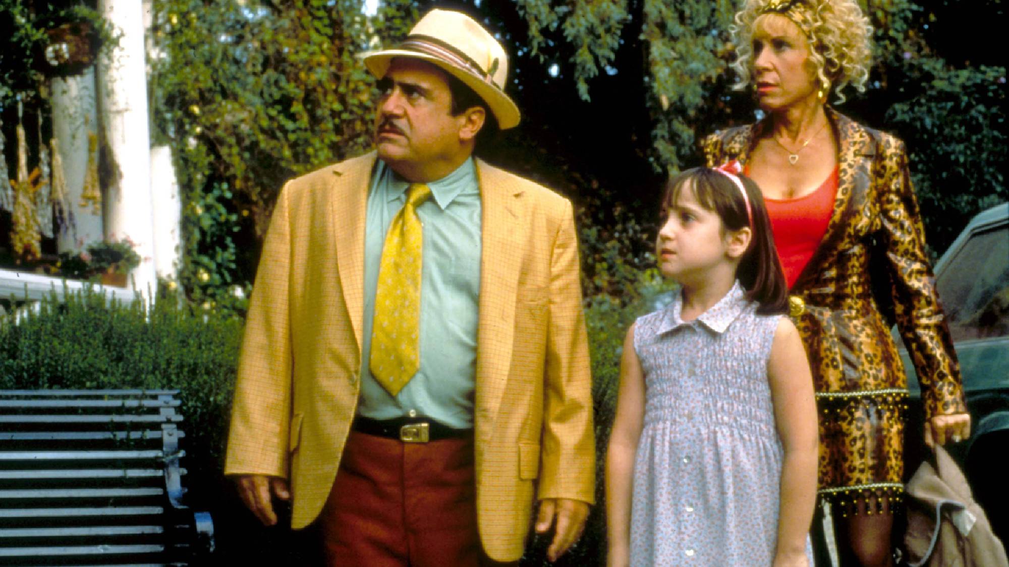 (De gauche à droite) Danny Devito, Mara Wilson et Rhea Pearlman dans le rôle de Harry, Matilda et Zinnia Wormwood dans Matilda