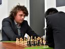 Sur cette photo d'archive prise le 6 octobre 2022, le grand maître Hans Niemann attend son tour pour bouger lors d'une partie d'échecs au deuxième tour contre Jeffery Xiong à St. Louis, Missouri. 