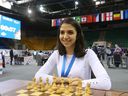 Échecs - Championnats du monde rapides et blitz FIDE 2022 - Blitz Women - Almaty, Kazakhstan - 30 décembre 2022. Sara Khadem, d'Iran, est assise devant un échiquier pendant un match.  