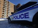 La Police d'Ottawa enquête sur la mort par arme blanche d'un homme dans un appartement du pâté de maisons 2 700 de Saratoga Place, à Ottawa, mardi matin.