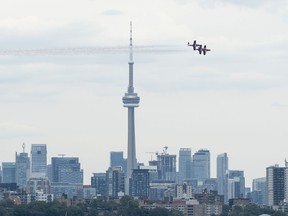 Les Snowbirds de l'Aviation royale canadienne (ARC) se produisent au-dessus du lac Ontario lors du Spectacle aérien international du Canada à Toronto, le samedi 2 septembre 2023.