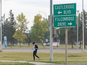 La zone située entre McKnight Blvd et Castleridge Blvd sur Falconridge Blvd NE a été fermée après que la police de Calgary a répondu à des informations faisant état d'un affrontement entre environ 150 personnes engagées dans un conflit entre deux groupes.  La zone a été photographiée le lendemain matin, dimanche 3 septembre 2023.
