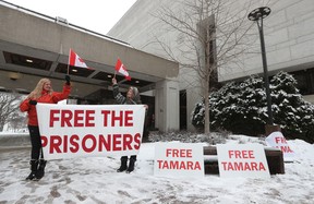 Les partisans de Tamara Lich se sont rassemblés au palais de justice d'Ottawa en attendant que Lich soit libéré à Ottawa, le 7 mars 2022.