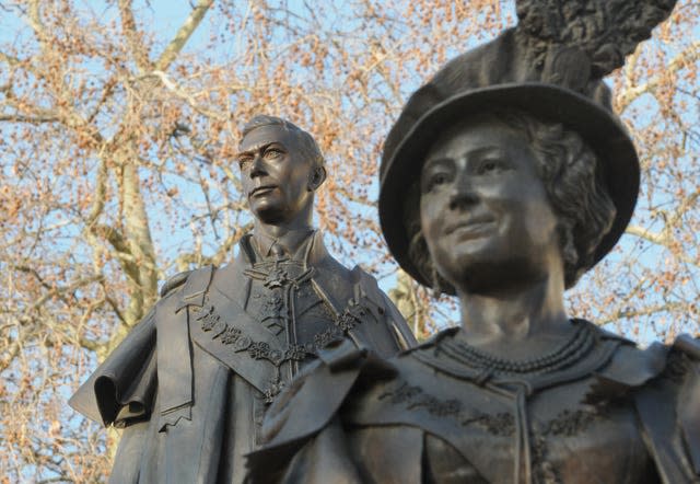Les statues de George VI et d'Elizabeth la reine mère à Londres (PA)