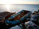 Un bateau qui a été abandonné le long du rivage après avoir été récemment utilisé pour transporter des migrants cubains de la nation insulaire vers l'Amérique le 6 janvier 2023 à Key West, en Floride. 
