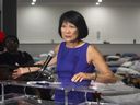 La mairesse de Toronto, Olivia Chow, fait un geste lors d'une conférence de presse à la suite d'une visite de l'église Revivaltime Tabernacle, où les réfugiés et demandeurs d'asile africains et noirs reçoivent un abri d'urgence, le 28 juillet 2023.