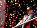 Le vainqueur de la course Max Verstappen des Pays-Bas et Oracle Red Bull Racing célèbre sur le podium lors du Grand Prix de F1 de Belgique sur le Circuit de Spa-Francorchamps le dimanche 30 juillet 2023 à Spa, en Belgique.