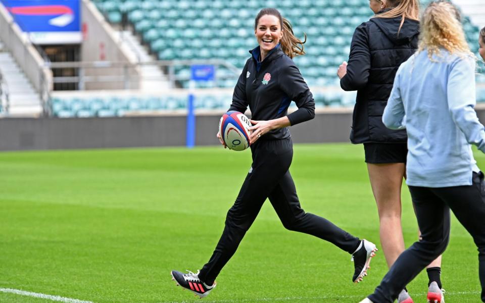La princesse de Galles participe à une séance d'entraînement de rugby en Angleterre après être devenue marraine de la Rugby Football Union