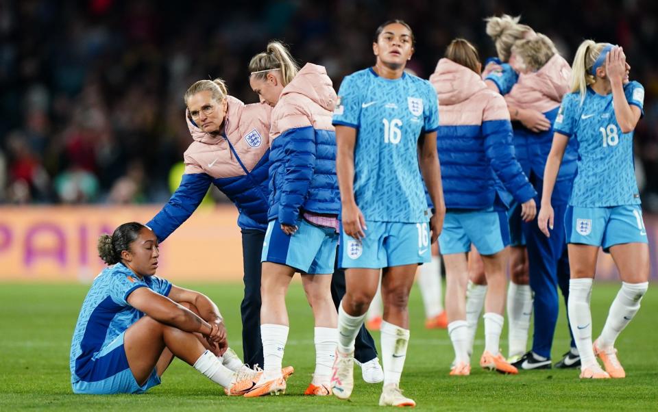 La responsable de l'Angleterre, Sarina Wiegman, réconforte l'Angleterre Lauren James après sa défaite en finale de la Coupe du Monde Féminine de la FIFA.