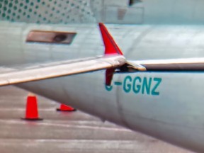 Gros plan des deux extrémités d'aile qui se touchent après qu'un Airbus A319 d'Air Canada Rouge a coupé l'aile d'un Air Canada Jazz Express de Havilland Dash 8-400 stationné au terminal intérieur de l'aéroport international de Vancouver vers 14 h 30 le dimanche 3 septembre 2023. Cela s'est produit alors que l'A319 était repoussé de sa porte d'embarquement en vue du roulage.  Personne n'a été blessé.  L'Airbus A319 d'Air Canada Rouge a heurté l'aile d'un Air Canada Jazz Express de Havilland Dash 8-400 stationné au terminal intérieur de l'aéroport international de Vancouver vers 14 h 30 le dimanche 3 septembre 2023. Cela s'est produit alors que l'A319 était poussé. retour de sa porte en vue du roulage.  Personne n'a été blessé.