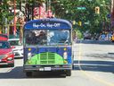 VANCOUVER, BC - le 8 août 2022 - Bus Hop On Hop Off sur Keefer à Columbia à Vancouver, BC., le 8 août 2022. Article sur les alertes touristiques de Vancouver.  Les touristes ont été avertis des violences aléatoires dans des zones comme Chinatown et Gastown.  (Arlen Redekop / Photo du personnel de PostMedia) (Histoire du journaliste) [PNG Merlin Archive]