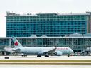 Un avion d'Air Canada à l'aéroport international de Vancouver (YVR)