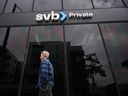 Le logo SVB Private est affiché à l’extérieur d’une succursale de la Silicon Valley Bank à Santa Monica, en Californie. 