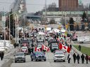 Des manifestants ont établi un blocus au pied du pont Ambassador à Windsor, en Ontario, fermant ainsi le pont menant au Canada depuis Détroit, le 10 février 2022. Alors qu'un convoi de camionneurs et de partisans occupait le centre-ville d'Ottawa, des blocus et des convois similaires sont apparus. autour du pays.