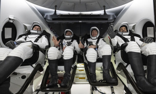 Le cosmonaute russe Andrey Fedyaev, le pilote Woody Hoburg, le commandant Steve Bowen et l'astronaute émirati Sultan Alneyadi après leur retour sur Terre.