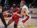 Shai Gilgeous-Alexander du Canada dribble contre Alberto Diaz d'Espagne lors de la Coupe du monde de basketball FIBA.