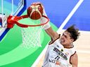L'Allemand Moritz Wagner dunks lors du quart de finale de la Coupe du monde de basket-ball FIBA ​​contre la Lettonie.
