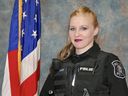 Teresa Williams, ancienne policière du service de police d'Iron Mountain, posant à côté du drapeau américain.