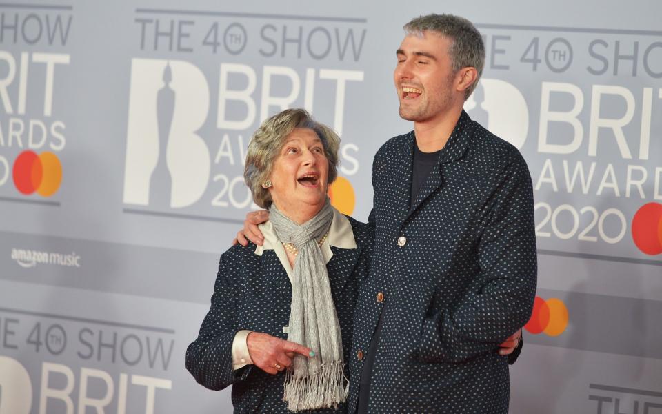 Fred a emmené sa grand-mère Fion Morgan aux Brit Awards en 2020