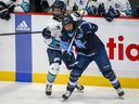 La Ligue professionnelle de hockey féminin (PWHL) ouvrira sa saison inaugurale en janvier avec des équipes à Toronto, Montréal, Ottawa, Boston, Minneapolis-St.  Paul et la région de New York.  L'équipe Bauer Marie-Philip Poulin, à droite, vérifie l'équipe Sonnet Nicole Kosta lors de la première période de hockey du PWHPA Dream Tour à Calgary, le lundi 24 mai 2021.