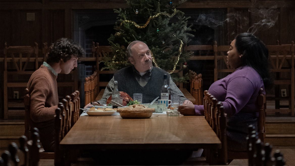 Dominic Sessa, Paul Giamatti et Da'Vine Joy Randolph se réunissent autour d'une table avec un sapin de Noël en arrière-plan dans The Holdovers.