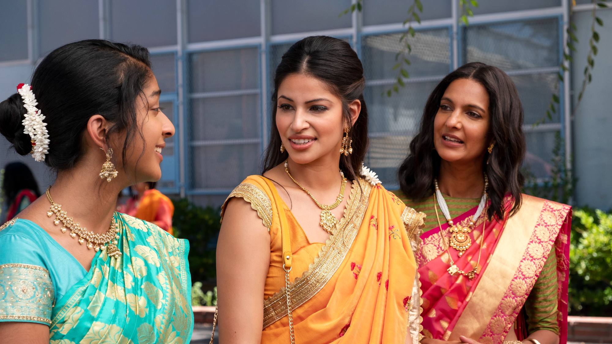 Maitreyi Ramakrishnan dans le rôle de Devi, Richa Moorjani dans le rôle de Kamala et Poorna Jagannathan dans le rôle de Nalini portent des saris dans Never Have I Ever