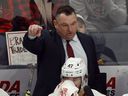 L'entraîneur des Sénateurs d'Ottawa, DJ Smith, dirige son équipe lors de la troisième période d'un match de hockey de la LNH contre les Blue Jackets de Columbus.