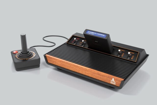 La nouvelle console et joystick Atari 2600+, annoncés en août.
