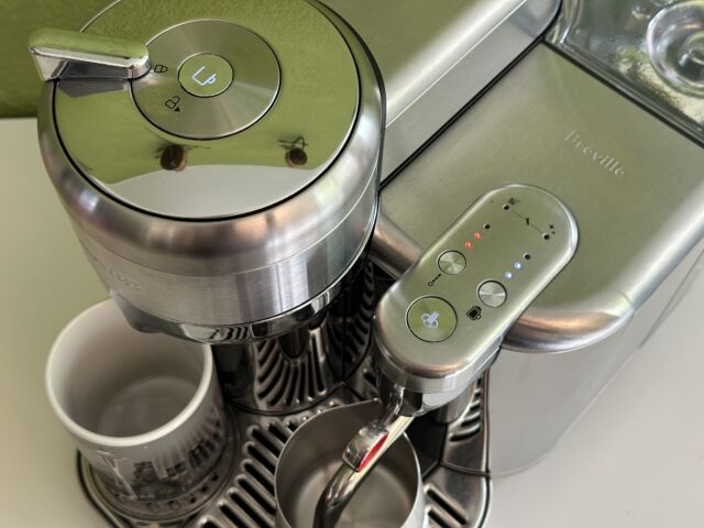 Le système à café Breville Creatista de Nespresso utilise les dosettes Nespresso Vertuo. 