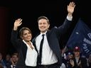 Le chef conservateur Pierre Poilievre et son épouse Anaida saluent les délégués au congrès du Parti conservateur, le vendredi 8 septembre 2023 à Québec. 