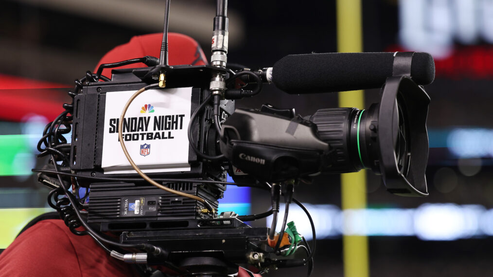 Un caméraman du « Sunday Night Football » filme lors d'un match des Green Bay Packers et des Philadelphia Eagles le 27 novembre 2022.