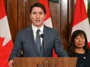 Le premier ministre Justin Trudeau s'exprime aux côtés de sa ministre du Commerce international Mary Ng lors d'une conférence de presse lors d'une visite étape à Singapour le 8 septembre 2023.