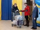 Un agent de la GRC accueille un immigrant ukrainien au Canada en mars 2023. 