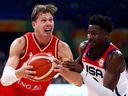 L'Allemand Moritz Wagner se dirige vers le panier contre l'Américain Jaren Jackson Jr. au quatrième quart lors de la demi-finale de la Coupe du Monde de Basketball FIBA.