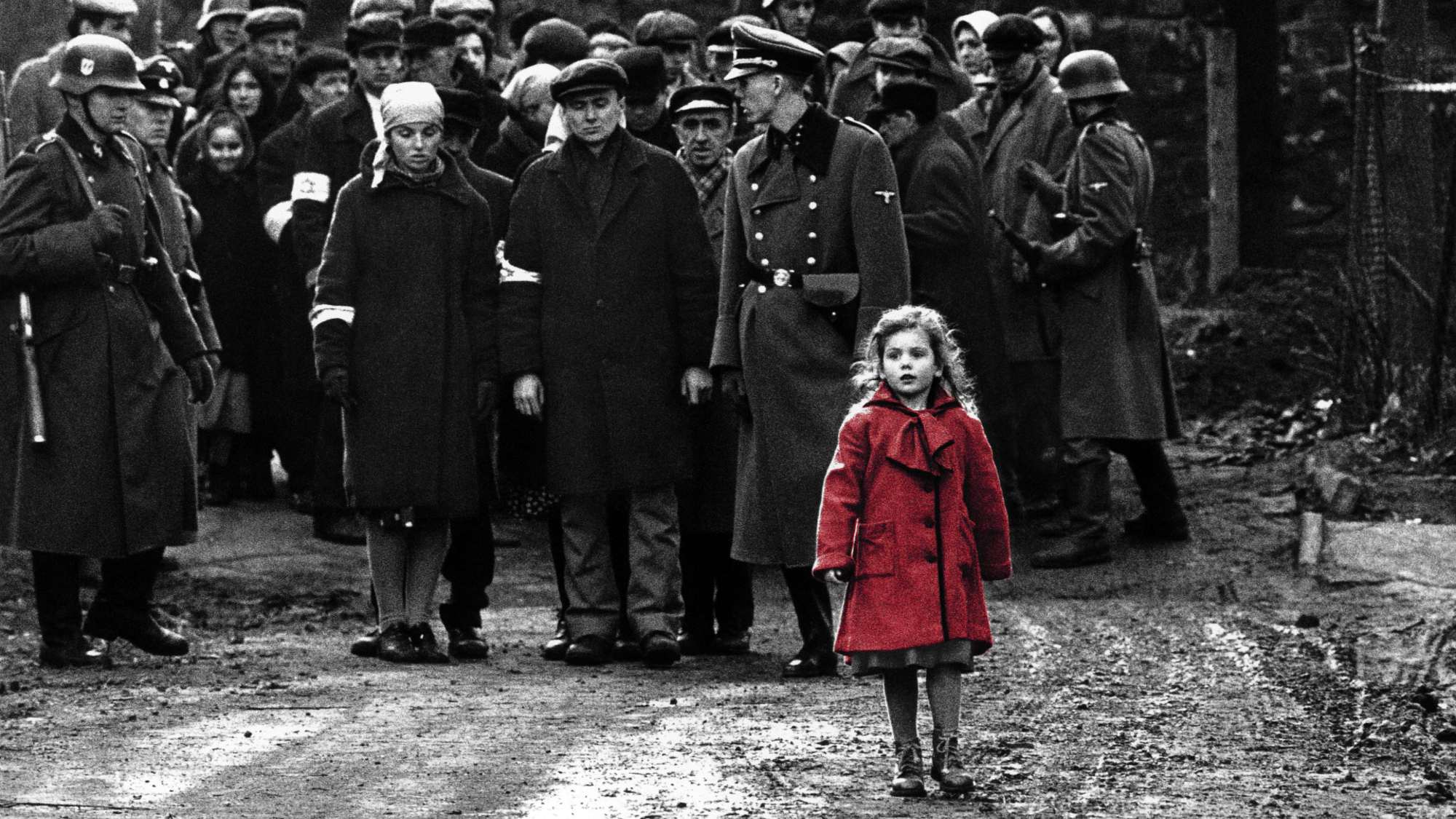 Scène avec une petite fille en manteau rouge dans La Liste de Schindler