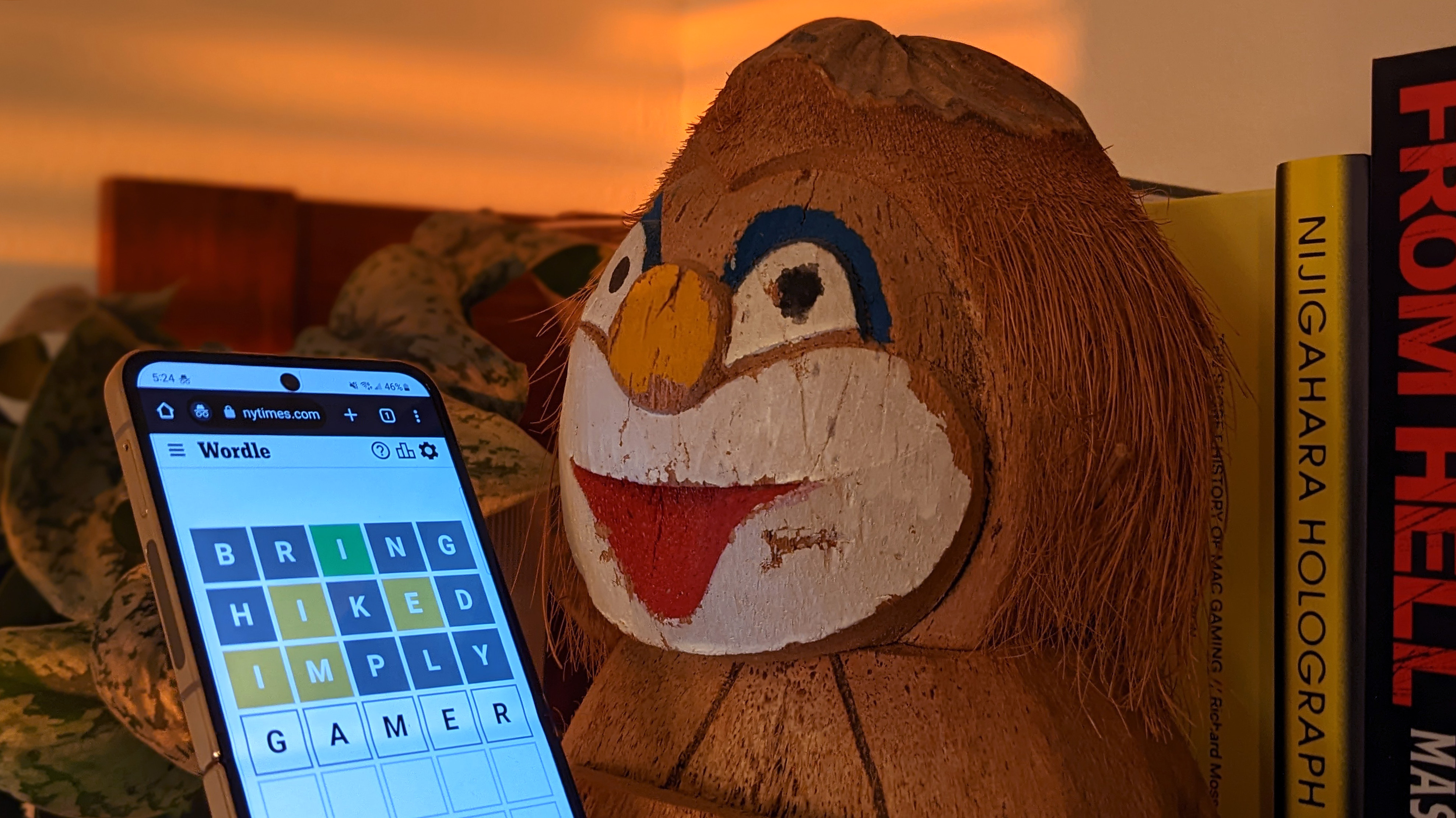 Réponse Wordle - un téléphone avec un mot dessus semble être tenu par un singe jouet