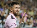 L'attaquant de l'Inter Miami Lionel Messi salue la foule lors de la seconde moitié d'un match de football de la MLS contre le Los Angeles FC, le dimanche 3 septembre 2023, à Los Angeles.