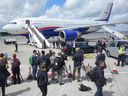 Les journalistes attendent que le premier ministre débarque du RCAF 01, l'Airbus CC-150 Polaris utilisé pour transporter le premier ministre, en 2013.