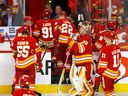 Les Flames de Calgary quittent la glace après avoir terminé leur saison 2022-23 avec une victoire de 3-1 contre les Sharks de San Jose au Scotiabank Saddledome de Calgary, le mercredi 12 avril 2023.