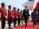 Le premier ministre Justin Trudeau est accueilli par la ministre cambodgienne des Affaires féminines, Ing Kantha Phavi, alors qu'il arrive à Phnom Penh, au Cambodge, le samedi 12 novembre 2022, pour assister au sommet de l'ASEAN.