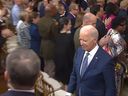 Le président américain Joe Biden sort lors d'une cérémonie de médaille d'honneur à la Maison Blanche à Washington, DC, le mardi 5 septembre 2023.