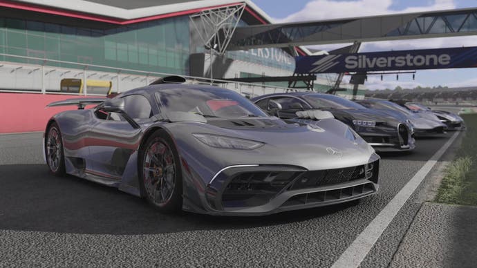 Capture d'écran de Forza Motorsport montrant plusieurs voitures gris argenté alignées sur la piste