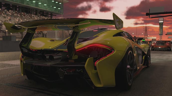 Capture d'écran de Forza Motorsport montrant le coin arrière d'une voiture de course jaune citron
