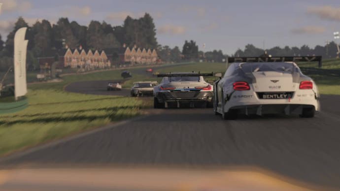 Capture d'écran de Forza Motorsport montrant une file de plusieurs voitures de course blanches devant vous dans une course