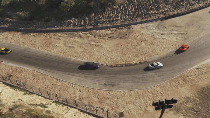 Capture d'écran de Forza Motorsport montrant quatre voitures prenant un virage sur une piste poussiéreuse vue à vol d'oiseau