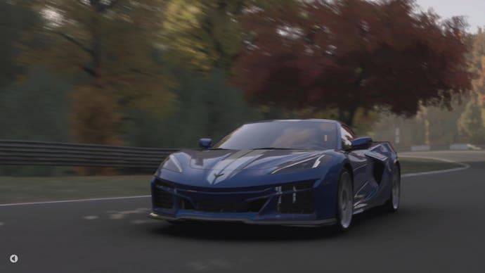 Capture d'écran de Forza Motorsport montrant une voiture bleue dans des arbres automnaux