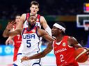 Shai Gilgeous-Alexander #2 du Canada affronte Mikal Bridges #5 des États-Unis au deuxième quart lors du match pour la 3e place de la Coupe du monde de basket-ball FIBA ​​au Mall of Asia Arena le 10 septembre 2023 à Manille, Philippines.