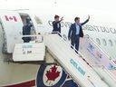 Le premier ministre Justin Trudeau, à droite, et son fils Xavier quittent New Delhi, en Inde, le mardi 12 septembre 2023. LA PRESSE CANADIENNE/Sean Kilpatrick