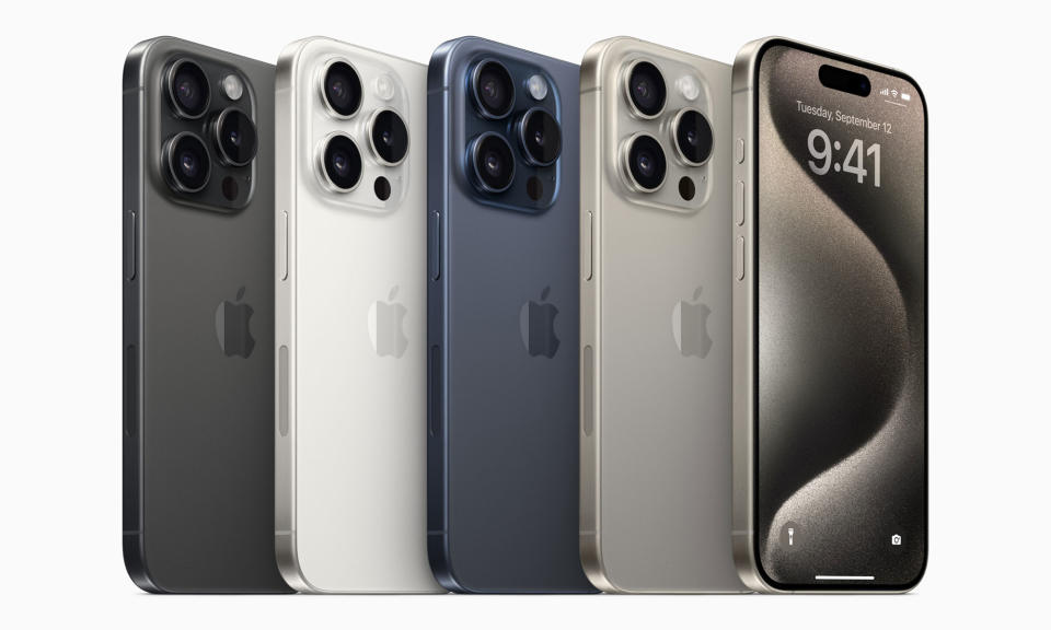 Les iPhone 15 Pro et Pro Max seront disponibles en quatre coloris : noir, blanc, bleu et titane naturel. 